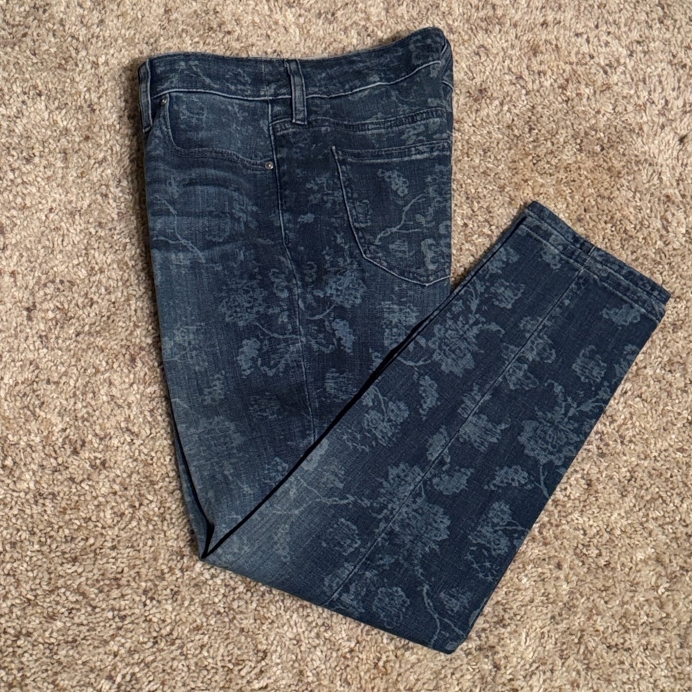 SO SLIMMING GF SLIM LEG ANKLE JEANS, floral pattern. Size Chico's 00R/U.S.2